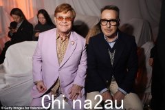 77 岁的埃尔顿·约翰爵士 (Sir Elton John) 离开丈夫 62 岁的大卫·弗尼什 (David Furnish)，他在表示自己“不会在场”看到儿子们结婚后情绪激动，此前音乐传奇人