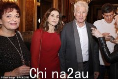 理查·基尔 (Richard Gere) 与《精疲力竭》联合主演瓦拉里·卡普里斯基 (Valarie Kaprisky) 在巴黎圣诞慈善晚宴上重聚——40 多年后，他在浪漫惊悚片中扮演恋人