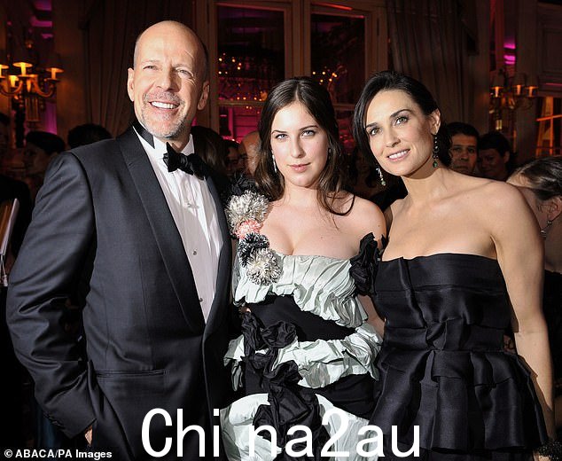 Bruce Willis、Scout Larue Willis 和 Demi Moore 在 2008 年 11 月 29 日举行的第 18 届年度舞会上