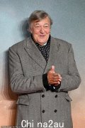 史蒂芬·弗莱 (Stephen Fry) 回忆起他的饮酒建议让奈杰拉·劳森 (Nigella Lawson) 错误地点了一杯非常 X 级的饮料后脸红的搞笑时刻