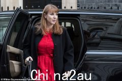 安吉拉·雷纳 (Angela Rayner) 强行通过了“超级监狱”计划，绿化带上关押着 1,700 名囚犯，尽管当地议会反对，三年后该计划仍被拒绝