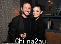 凯特·玛拉 (Kate Mara) 与丈夫杰米·贝尔 (Jamie Bell) 和妹妹鲁尼 (Rooney) 一起在西好莱坞的黑猩猩保护筹款活动中享受家庭之夜