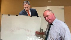 巴纳比·乔伊斯（Barnaby Joyce）向吉姆·查默斯（Jim Chalmers）教授经济学，解释了为什么工党政府领导下的澳大利亚人变得更穷