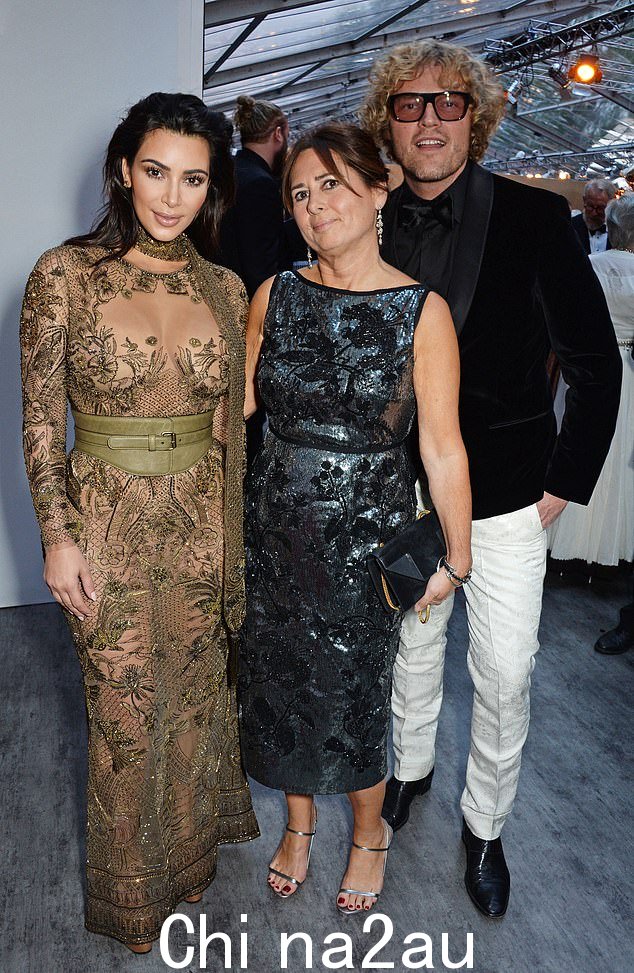 25 后亚历山德拉·舒尔曼 (Alexandra Shulman) 与金·卡戴珊 (Kim Kardashian) 和彼得·邓达斯 (Peter Dundas) 合影，多年来在《Vogue》举办派对，我认为我是派对礼仪方面的专家。 =