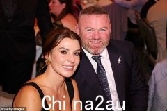 韦恩·鲁尼 (Wayne Rooney) 与 15 岁的儿子凯 (Kai) 和 8 岁的基特 (Kit) 一起，在《我是名人》决赛前最后一刻请求球迷投票给他的“女王”科琳