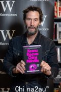 基努·里维斯 (Keanu Reeves) 在伦敦 Waterstones 活动上签署自己的新小说《别处之书》(The Book of Elsewhere) 后，他显得很自豪