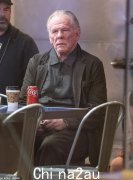 83 岁的尼克·诺尔特 (Nick Nolte) 在洛杉矶与 41 岁的克里斯·海姆斯沃斯 (Chris Hemsworth) 一起拍摄亚马逊影业的《犯罪 101》时看起来很健康