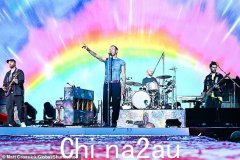 雅各布·科利尔 (Jacob Collier) 在 O2 Arena 演出中邀请了酷玩乐队 (Coldplay) 的克里斯·马丁 (Chris Martin) 为歌迷带来惊喜