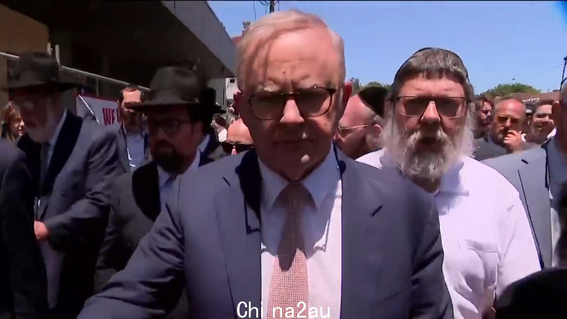 安东尼·艾博尼斯 (Anthony Albanese) 访问墨尔本犹太教堂燃烧弹爆炸四天后” fetchpriority=