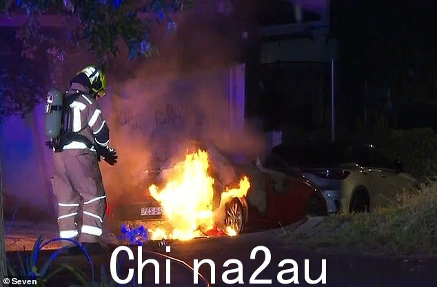 一辆汽车着火了，在悉尼 Woollahra 的一次反犹太袭击中，墙上被喷上了卑鄙的反以色列涂鸦