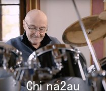 73 岁的菲尔·柯林斯 (Phil Collins) 身体虚弱，在因健康问题被迫退休后，在他的新纪录片《鼓手第一》中的感人场景中，他情绪激动地回到了自己的架子鼓上