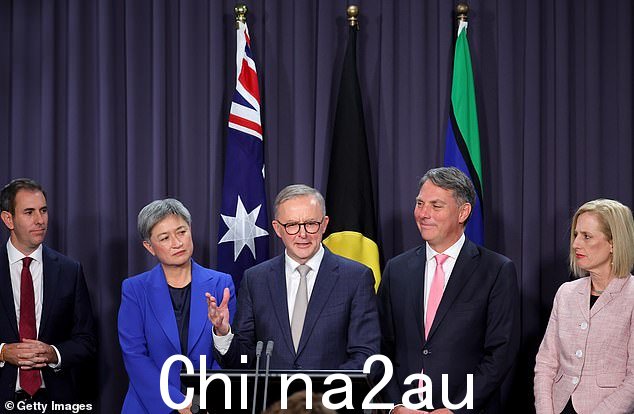 自从安东尼·阿尔巴内塞 (Anthony Albanese) 就任总理，新闻发布会上澳大利亚国旗与原住民和托雷斯海峡岛民旗帜并列