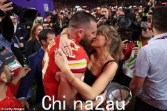 特拉维斯·凯尔斯（Travis Kelce）冒着泰勒·斯威夫特（Taylor Swift）愤怒的风险发表脱衣舞俱乐部的评论——“禁止他”几个月后