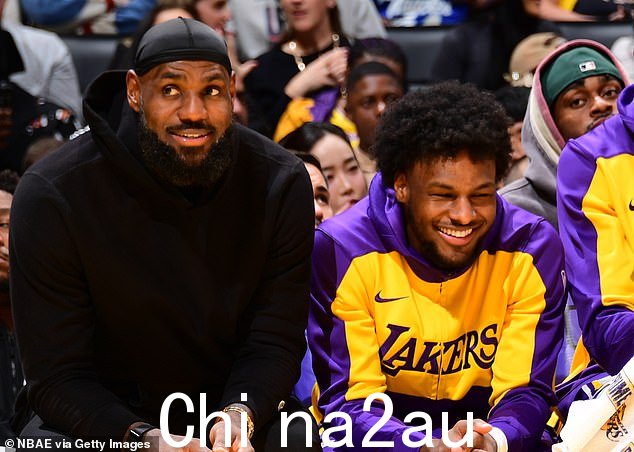 詹姆斯和儿子布朗尼成为有史以来第一对在 NBA 打球的父子