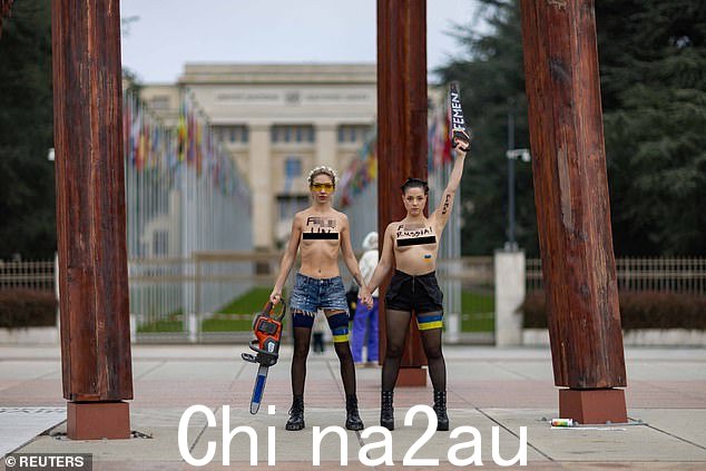 FEMEN 成员，其中一人拿着电锯，在瑞士日内瓦联合国欧洲总部外万国广场的“断椅”纪念碑下抗议