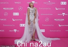 Carrie Bickmore 身着透明设计师礼服，独自走上 2024 年墨尔本 NGV Gala 红毯，摆出戏剧性的姿势