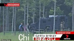 令人心碎的时刻：八岁女孩在与全副武装的警察发生紧张对峙后，抓住侦探的手获救